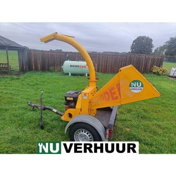 Houthakselaar op aanhanger