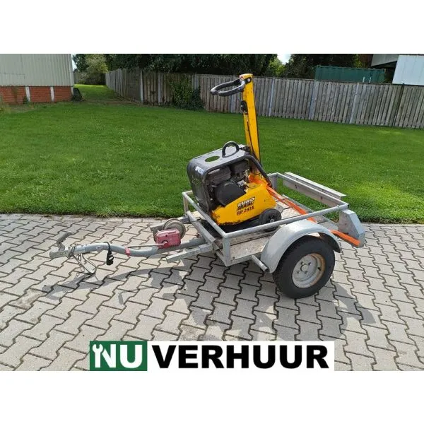 Trilplaat op aanhanger met lier